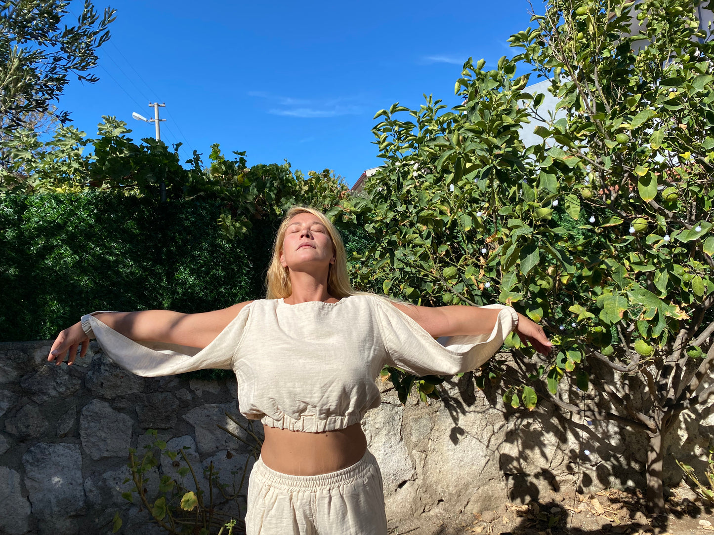 Lastikli Kollu Yırtmaç Detaylı Yoga Crop Top - Esnek ve Şık - Tek Beden