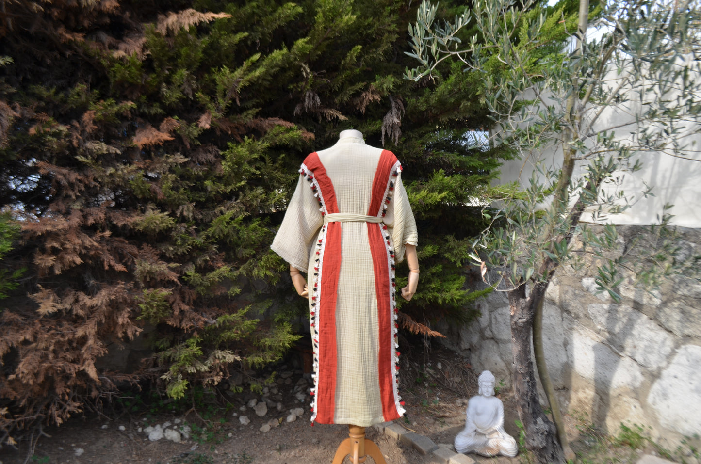 Kırmızı Şerit Detaylı Bej Uzun Yırtmaçlı Kimono