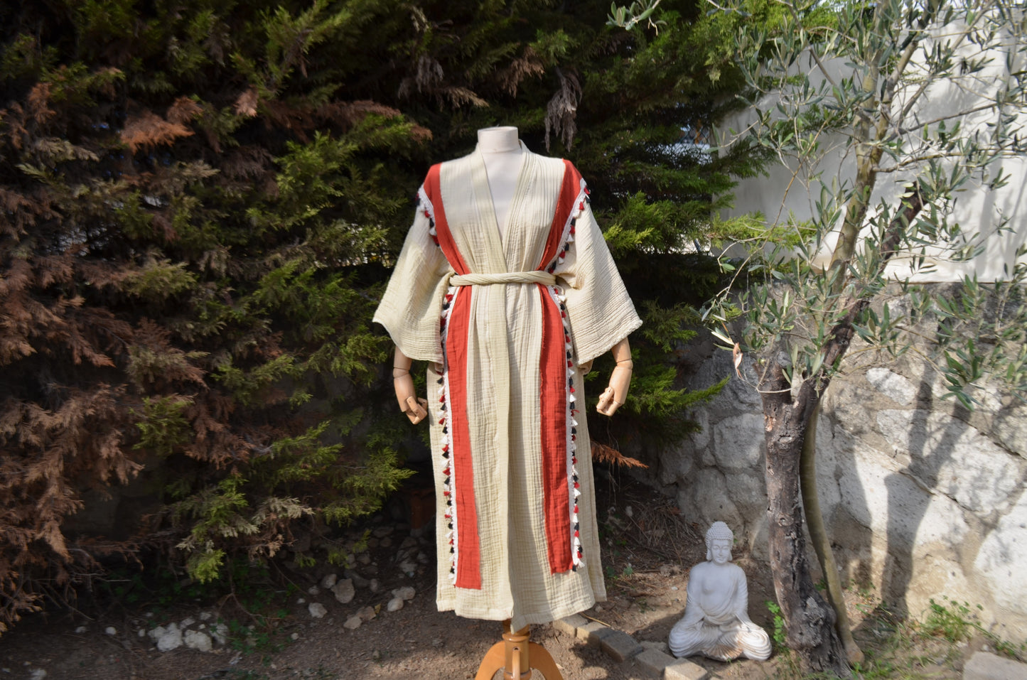 Kırmızı Şerit Detaylı Bej Uzun Yırtmaçlı Kimono