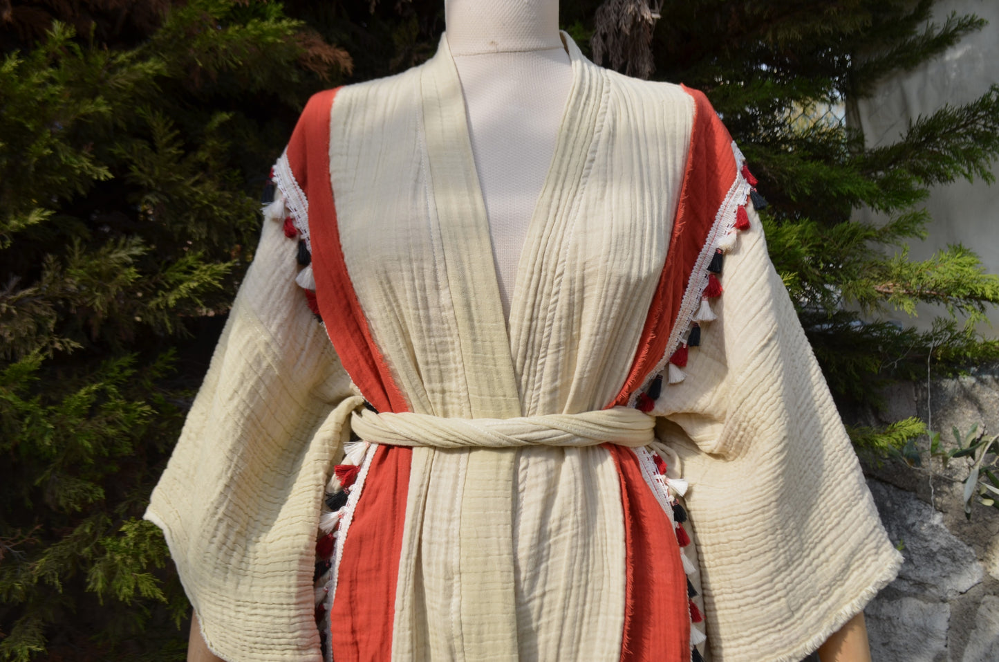 Kırmızı Şerit Detaylı Bej Uzun Yırtmaçlı Kimono