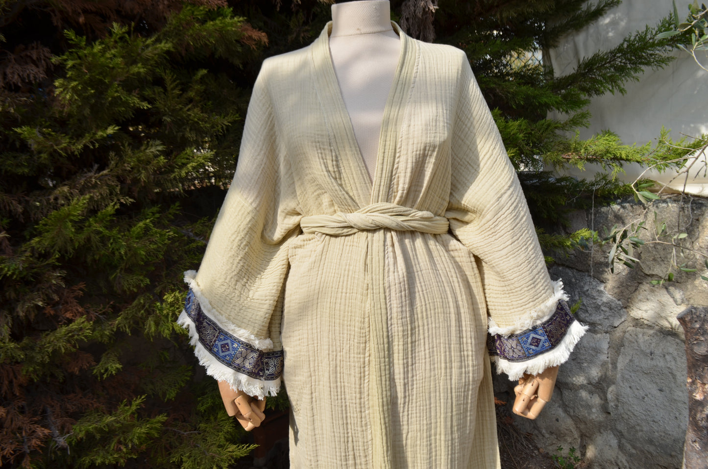 Püskül Detaylı Bej Uzun Yırtmaçlı Kimono