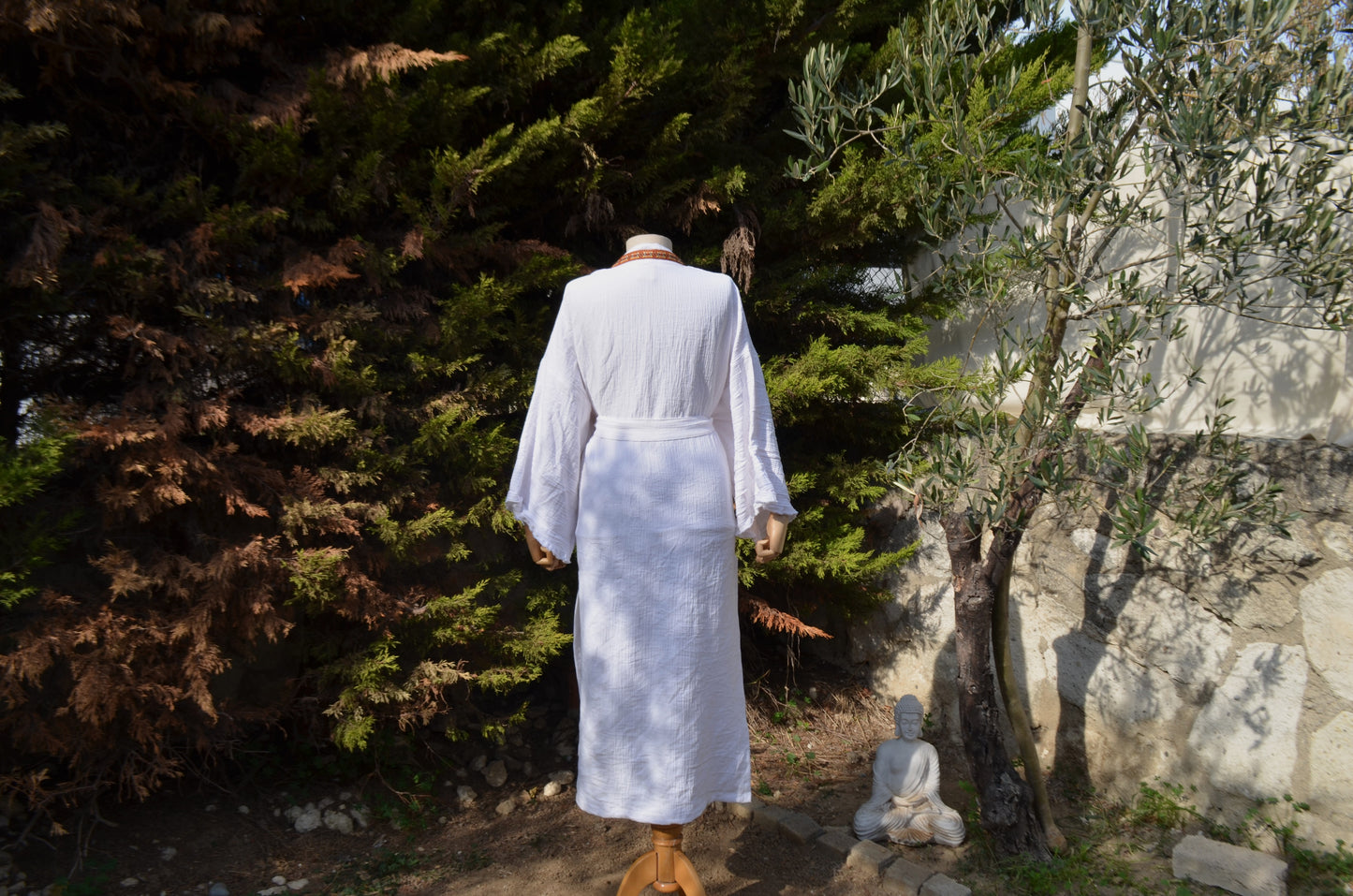 Kırmızı Şerit Detaylı Beyaz Uzun Yırtmaçlı Kimono