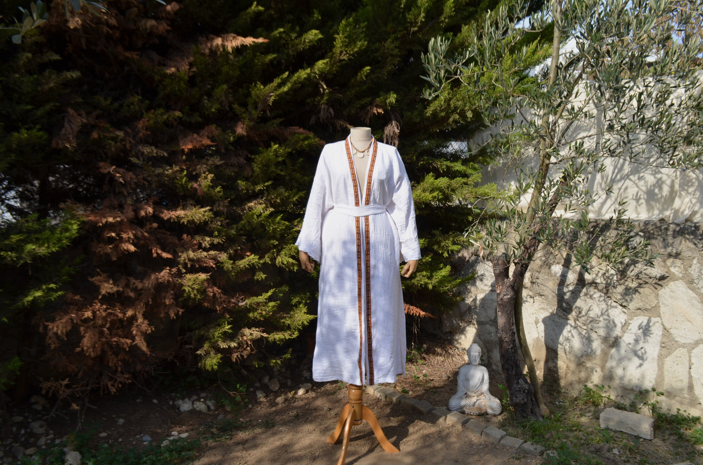 Kırmızı Şerit Detaylı Beyaz Uzun Yırtmaçlı Kimono