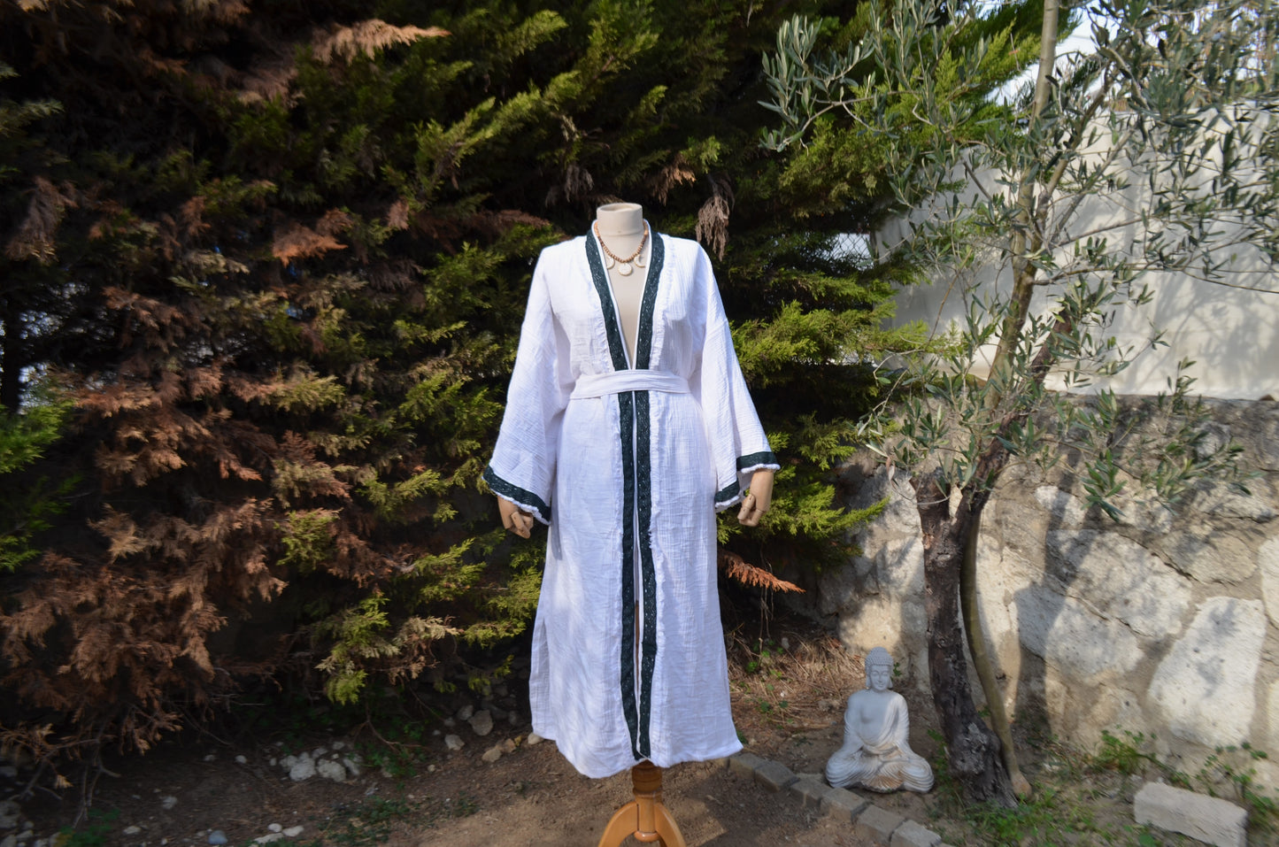 Siyah Dantel Detaylı Beyaz Uzun Yırtmaçlı Kimono