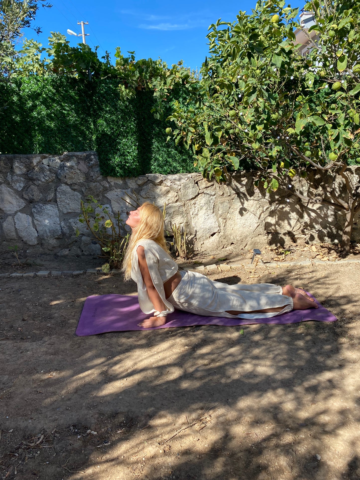 Lastikli Kollu Yırtmaç Detaylı Yoga Crop Top - Esnek ve Şık - Tek Beden